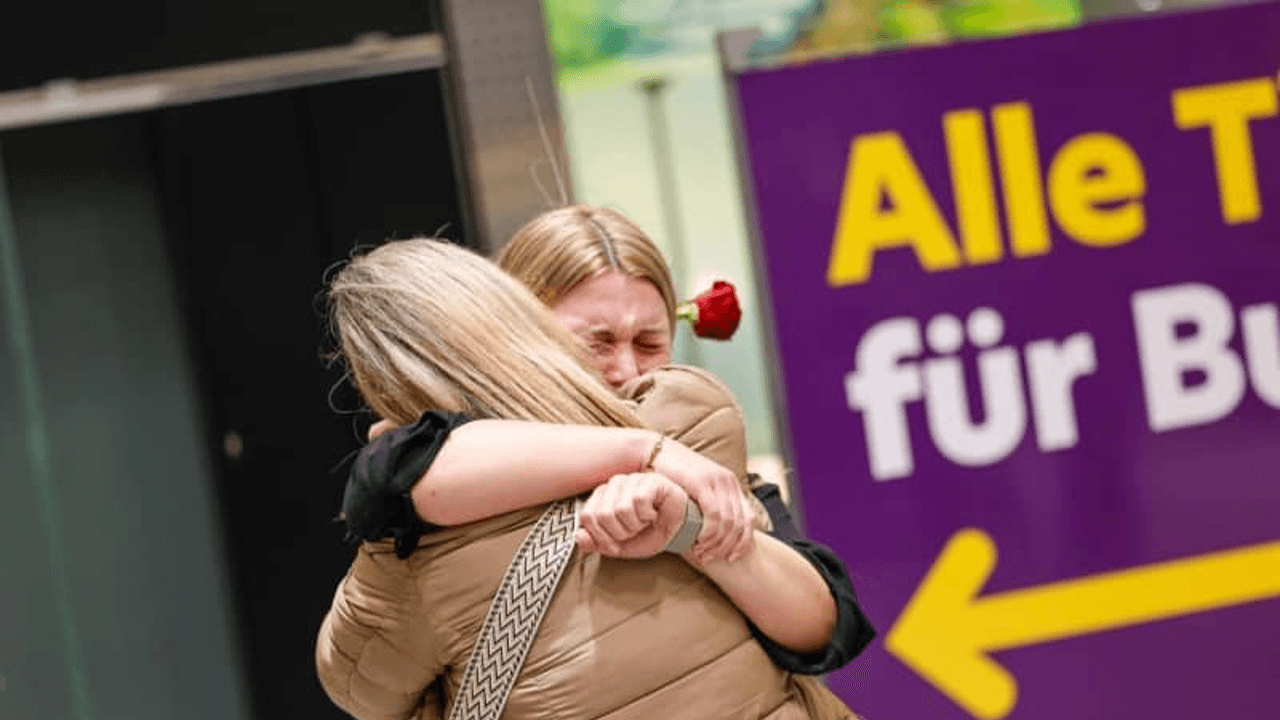 Hundreds of cruise passengers arrive in Germany from Middle East