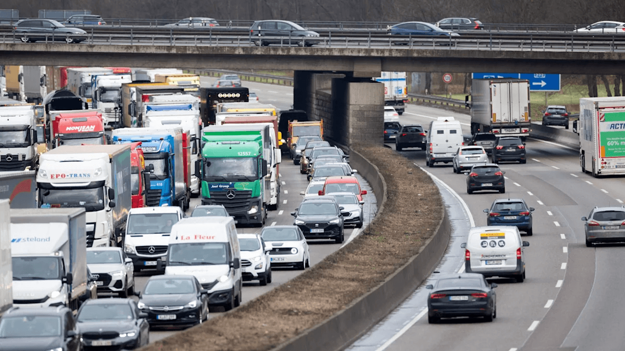 Lorry crash spills 600 litres of diesel onto German motorway